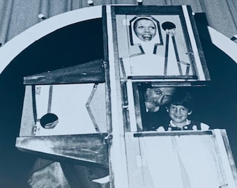 FOTOGRAFÍA MAGO EPHEMERA 1960s vintage papel pared colgante foto decoración trucos de magia houdini coleccionable Max Hapner chica caja invisible BC2