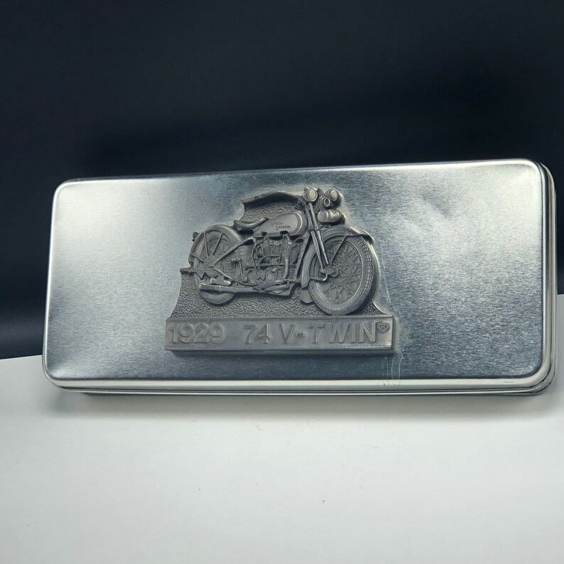 HARLEY DAVIDSON MOTORCYCLES 1995 vintage candy tin case metal box cycle advertising patsys candies emblem crest usa shield 1929 V twin 74