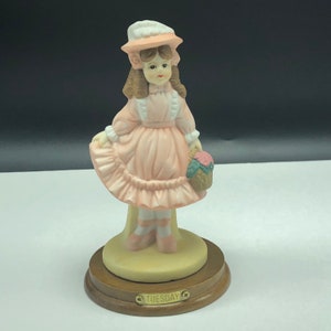 CASA DE LLOYD 1990 estatueta de porcelana vintage estátua escultura terça-feira calendário menina vestido rosa branco cesta de flores base de madeira