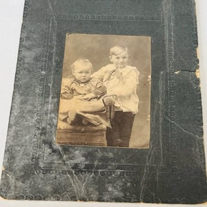 Tarjeta de gabinete antiguo Foto Imagen Fotografía Espeluznante Casa Embrujada fantasma aterrador retrato Halloween efímera vintage 1900s cowboy brothers