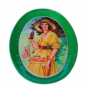 COCA COLA TRAY Coke Soda Pop reclame 6 inch 6&quot; metalen tin teken vrouw dame drinken heerlijk decor cadeau originele antieke vtg decolleté boob