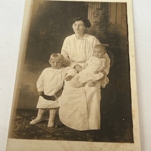 Antieke ansichtkaart Ephemera papier verzamelbare postkaart souvenir verdeeld terug vintage horror echte foto spook spook griezelig Bessie VP Holt