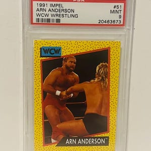 Puede incluir: Una tarjeta coleccionable de lucha libre WCW Impel de 1991 con Arn Anderson, en un soporte PSA. La tarjeta muestra a dos luchadores en acción sobre un fondo amarillo. La tarjeta está etiquetada #51 y calificada MINT 9.