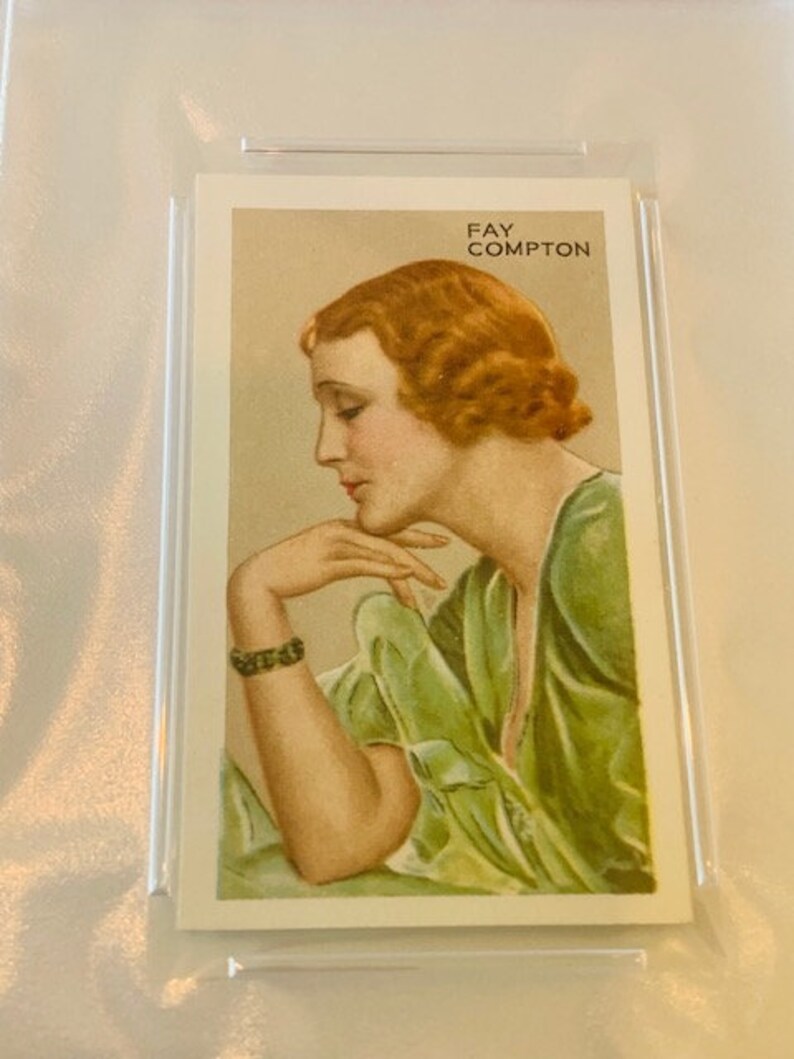 K&ouml;nnte beinhalten: Eine Vintage-Sammelkarte mit einem Schwarzwei&szlig;portr&auml;t von Fay Compton, einer Schauspielerin. Die Karte hat einen wei&szlig;en Hintergrund mit schwarzem Text, der "Fay Compton" lautet.