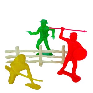 Cowboys and Native lot vtg western toys red yellow green plastic 1960s marx US19