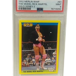 Puede incluir: Una tarjeta coleccionable de 1992 de Merlin WWF con "The Model" Rick Martel, en un estuche protector. La tarjeta, con borde amarillo, muestra a Martel con calzoncillos rosas y rodilleras. La tarjeta está calificada como Mint 9.