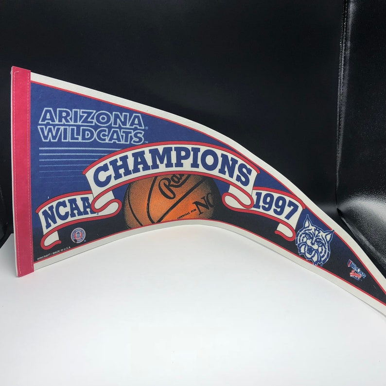 VINTAGE FOOTBALL PENNANT Arizona University sports memorabilia flag wincraft red black Wildcats Au basketball 1997 ncaa champions