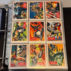 Könnte beinhalten: Neun Vintage Batman Sammelkarten in einem Ordner. Die Karten zeigen farbenfrohe Comic-Illustrationen von Batman, Robin und Schurken. Bildunterschriften sind "Flying Foes", "Dynamite in Robin's Nest" und "Crime Above the Harbor".