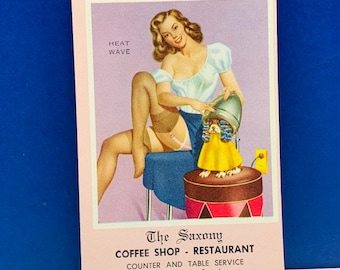 THE SAXONY RESTAURANT 1956 papieren kalender ephemera antieke miniatuur coffeeshop reclame warmtegolf sexy vrouw benen puppy hond haar knippen