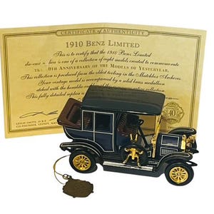 Könnte beinhalten: Ein schwarzes und goldenes Die-Cast-Modell einer 1910 Benz Limited. Das Auto ist ein Sammlerstück und wird mit einem Echtheitszertifikat geliefert. Das Zertifikat besagt, dass das Auto eines von acht Modellen ist, die anlässlich des 40. Jahrestages der Modelle von gestern geschaffen wurden.