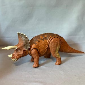 Vintage Jurassic Park Figure Toy Dinosaur Mattel Electronic Triceratops Roar Red