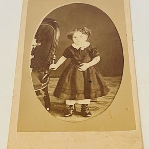 Antike Schrankkarte FotoBild Fotografie Gruseliges Geisterhaus Geister Portrait Halloween Ephemera vtg 1900er Jahre signiert Kind Wallace Mädchen