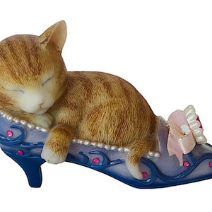 Cat Kitten figurine vtg kitty sculpture gift anthropomorphic purple shoe heel
