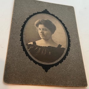 Antique Cabinet Card Photo Photo Photographie Creepy Haunted House effrayant portrait Halloween voir éphémère papier vintage sorcière encadrée maman