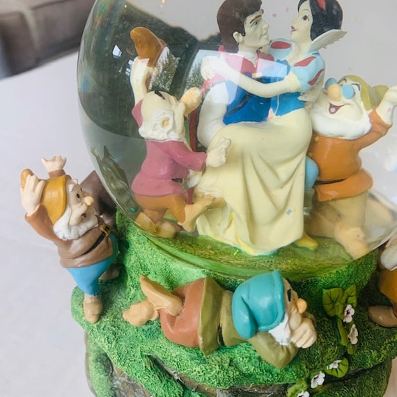 希少 Disney ディズニー 白雪姫 スノードーム オルゴール 七小人付き 楽天市場】Disney Store （ディズニーストア） 白雪姫 白雪姫と