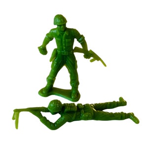 MPC Green Army Men Toy Soldiers plastic military mixed LOT figures vtg Louis Marx green 1950s to 1960s laying down grenade throw