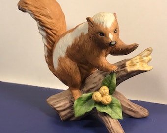 VINTAGE PORCELAIN ANIMAL figurine statue sculpture Badger Squirrel Chipmunk 02198 furry climbing log tree Beaver hedgehog