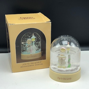 1983 PRECIOUS MOMENTS SNOWGLOBE snow dome globe waterball enesco Christmas Joy to the world vintage E-8767 light post pole caroler noel