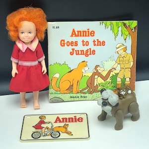LITTLE ORPHAN ANNIE vintage figurine articulée de poupée Sandy le chiot livre Goes Jungle mini plaque d&#39;immatriculation culotte 1982 BMC3