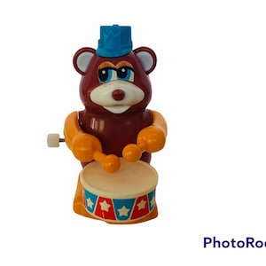 Wind Up Toy Figure vtg cartoon character animal anthropomorphic Tonka Tomy Teddy Bear drummer drums marching band