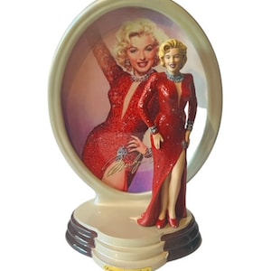 Marilyn Monroe Figurine Plate Bradford Exchange Diamonds Pearls Divinely Fashion