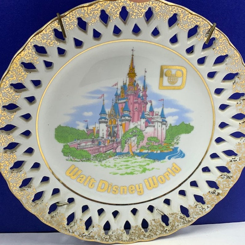 DISNEYLAND COLLECTORS PLATE Walt Disney world theme park vintage