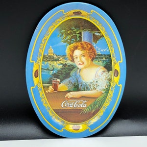 COCA COLA RECLAME mini dienblad 1973 blauw geel drankje coke soda pop collectible memorabilia vrouw dame oceanside boten est 1904 snoepschaal