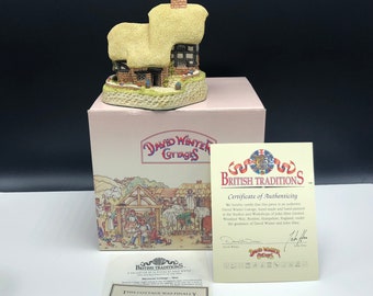 Może przedstawiać: Miniaturowy domek z dachem ze słomy z certyfikatem autentyczności od David Winter Cottages. Domek jest ręcznie malowany i wykonany w Anglii. Certyfikat stwierdza, że domek został sprawdzony przez Lyndę Chivers.