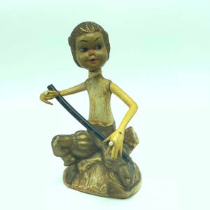 Statua di figurina di elfo PIXIE di METÀ SECOLO scultura arte popolare vintage spilla di perle anelli che tengono lungo flauto obo musicale dorato Tilso