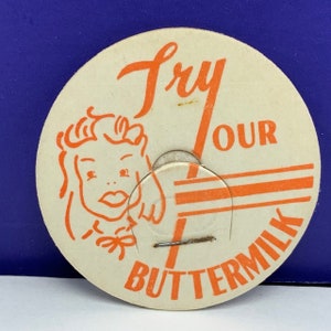 MELKFLES GLB vintage zuivel gepasteuriseerde boerderij reclame vtg koe pog 1930 ephemera Probeer onze Karnemelk teken meisje cartoon oranje americana