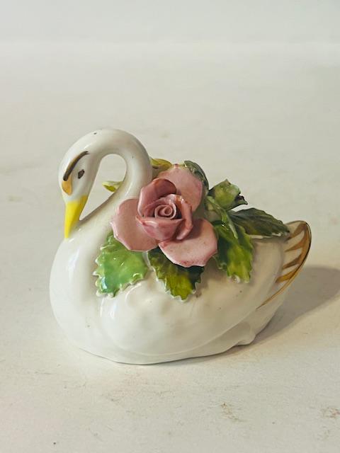 中国　加彩　鳥　置物　飾り台付　C　R5913 中国 加彩 鳥 置物 飾り台付 C R5913 中国 加彩 鳥 置物 飾り