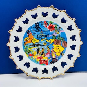 HAWAII COLLECTORS PLATE 1970s vintage tiki bar collectible wall hanging decor maui hula girl lei lanai kauai hibiscus