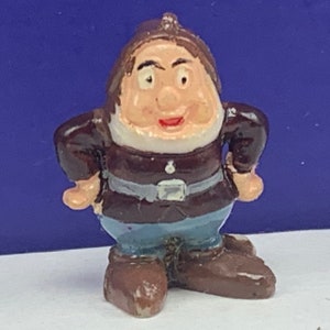 LOUIS MARX DISNEYKINS vintage toy plastic figure walt disney vtg figurine mickey mouse tv scene original Snow White seven 7 dwarfs Happy