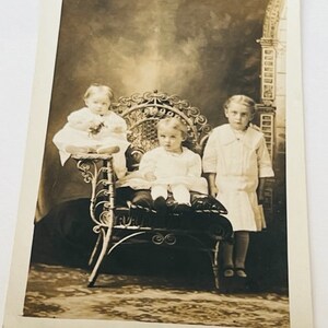 Antieke ansichtkaart Ephemera papier verzamelbare postkaart souvenir verdeeld terug vintage horror echte foto spook spook griezelige drieling kinderen