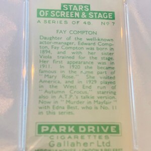 K&ouml;nnte beinhalten: Eine Vintage-Karte mit einem Schwarzwei&szlig;foto von Fay Compton, einer britischen Schauspielerin. Die Karte stammt aus einer Serie namens "Stars of Screen & Stage" und ist Nummer 7 von 48. Die Karte wirbt f&uuml;r Park Drive Zigaretten von Gallaher Ltd. Der Text auf der Karte beschreibt Comptons Karriere und erw&auml;hnt ihre Rolle im St&uuml;ck "Mary Rose."