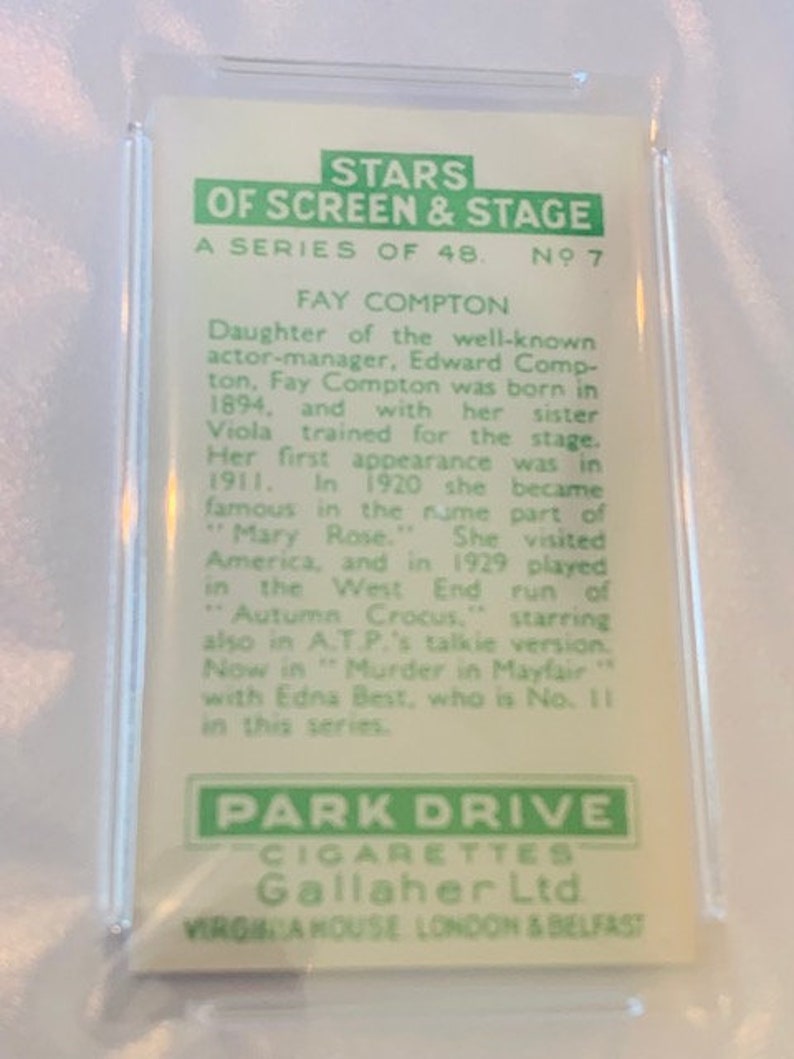 K&ouml;nnte beinhalten: Eine Vintage-Karte mit einem Schwarzwei&szlig;foto von Fay Compton, einer britischen Schauspielerin. Die Karte stammt aus einer Serie namens "Stars of Screen & Stage" und ist Nummer 7 von 48. Die Karte wirbt f&uuml;r Park Drive Zigaretten von Gallaher Ltd. Der Text auf der Karte beschreibt Comptons Karriere und erw&auml;hnt ihre Rolle im St&uuml;ck "Mary Rose."