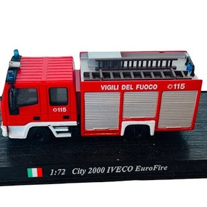 Op de afbeelding: Een 1:72 schaalmodel van een City 2000 IVECO EuroFire brandweerwagen. De rode en witte truck heeft een ladder aan de achterkant en de tekst "Vigili del Fuoco" en "0115" aan de zijkant.