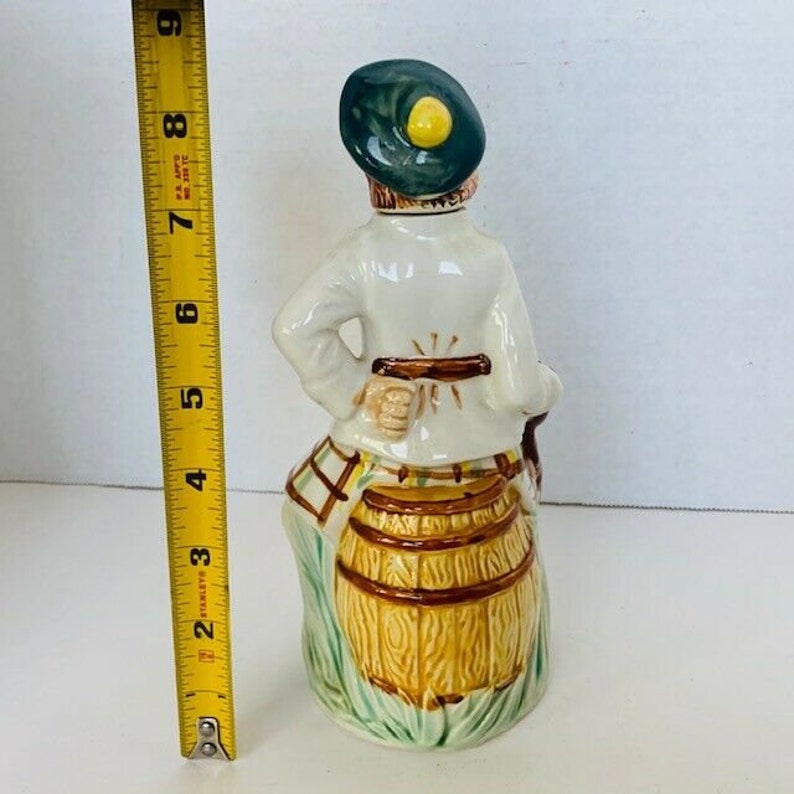 Scotland Decanter Scottish figurine man kilt barrel cane head lid stopper vtg UK