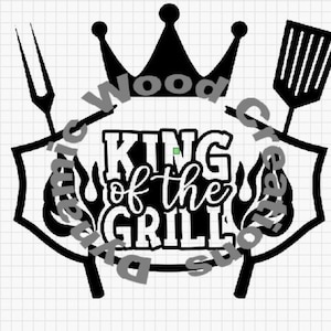 以下が含まれることがあります： 王冠、スパチュラ、フォークをモチーフにした白黒のグラフィックデザイン。中央に「King of the Grill」の文字が書かれています。