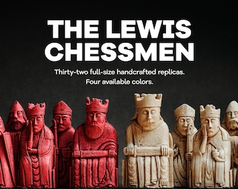 Op de afbeelding: Een set handgemaakte schaakstukken, bekend als de Lewis-schaakstukken, in rood en wit. De schaakstukken zijn levensgrote replica's van de originele stukken, die nu te zien zijn in het British Museum. De tekst op de afbeelding luidt "THE LEWIS CHESSMEN", "Thirty-two full-size handcrafted replicas" en "Four available colors."
