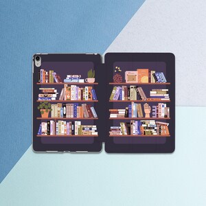 Puede incluir: Una funda para tableta de color morado oscuro con una ilustración impresa de varias estanterías llenas de libros coloridos, pequeñas plantas en macetas y una figura decorativa de una mano. El diseño cubre ambos paneles de la funda.