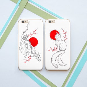 Puede incluir: Dos fundas de teléfono blancas con dibujos de líneas negras. Una funda presenta un dragón con flores de cerezo rojas y un círculo rojo. La otra funda presenta un gato con una cola larga y flores de cerezo rojas.