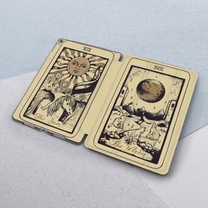 K&ouml;nnte beinhalten: Eine beige iPad-H&uuml;lle mit einem Klappdeckel. Der vordere Deckel zeigt eine Vintage-Illustration der Tarotkarte Sonne mit einem Sonnen-Gesicht, einem Pferd und dem Text "The Sun". Der hintere Deckel zeigt eine Vintage-Illustration der Tarotkarte Mond mit einem Mond-Gesicht, zwei W&ouml;lfen und dem Text "The Moon".