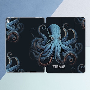 Puede incluir: Una funda para iPad azul oscuro con un diseño de pulpo azul. El pulpo tiene ocho tentáculos y está rodeado de diseños de pulpos más pequeños. El texto "YOUR NAME" está impreso en la funda.