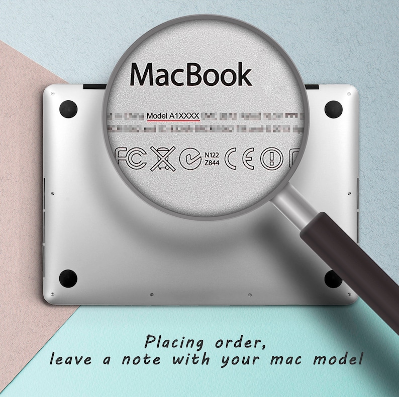 Puede incluir: Un ordenador port&aacute;til MacBook plateado con una lupa sobre la informaci&oacute;n del modelo. El texto "MacBook" es visible, junto con "Model A1XXXX". La imagen tambi&eacute;n incluye el texto "Placing order, leave a note with your mac model."