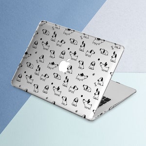 Puede incluir: Una funda transparente para port&aacute;til con un patr&oacute;n repetido de perros de dibujos animados en blanco y negro. La funda est&aacute; sobre un port&aacute;til plateado con el logotipo de Apple. El fondo es una superficie azul claro y blanca.