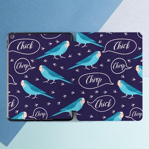 以下が含まれることがあります： 青い鳥と「Chirp」と「Chick」と書かれた吹き出しが繰り返されるパターンが描かれた、青と白のiPadケースです。
