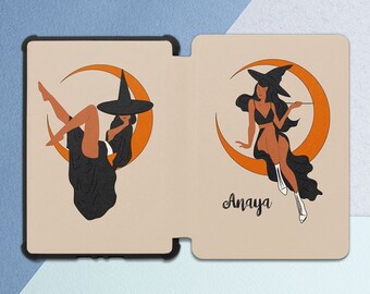 Könnte beinhalten: Ein zweigeteiltes Design mit zwei Illustrationen von Hexen. Die linke Seite zeigt eine Hexe mit einem schwarzen Hut und Kleid, die auf einem Halbmond sitzt. Die rechte Seite zeigt eine Hexe mit einem schwarzen Hut und Kleid, die auf einem Halbmond sitzt, unter dem der Text "Anaya" steht.
