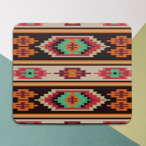 Puede incluir: Una alfombrilla de ratón con un patrón geométrico en tonos naranja, rojo, verde y marrón. El patrón recuerda a los diseños de los nativos americanos.