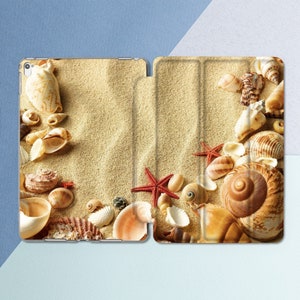 Könnte beinhalten: Eine transparente Handyhülle mit einer Strandszene mit Muscheln und Seesternen auf sandigem Hintergrund.